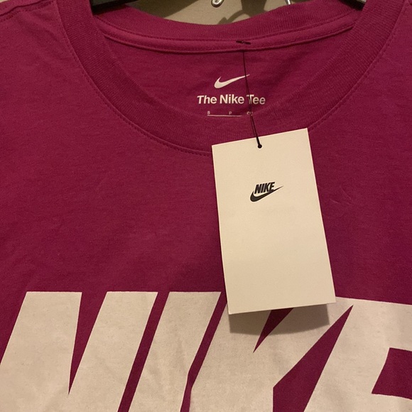 NWT 🌺 Nike Cranberry Pink T-shirt Size Small but fits like a Medium Retail $25 - Picture 3 of 6